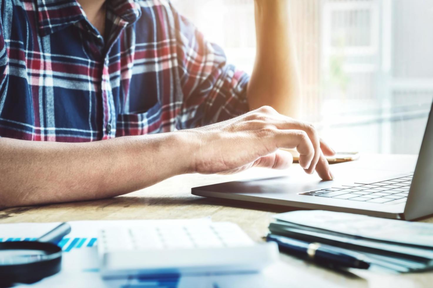 Praktische SEO-Arbeit am Rechner